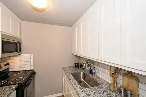 2536 E 6th St #1 — Photo 8