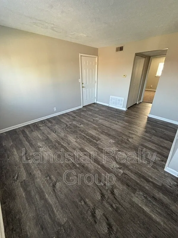 2 bed, 1.0 bath, $895 — Photo 3