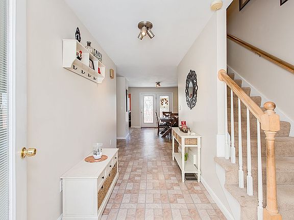 Spacious entry hall way