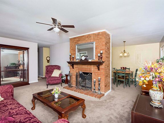 2nd image of 8 Shelby Ln