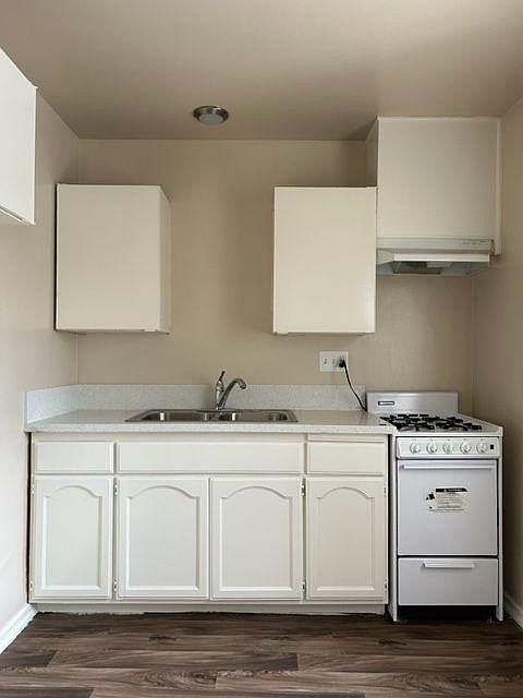 2nd image of 1141 S Prairie Ave #1141