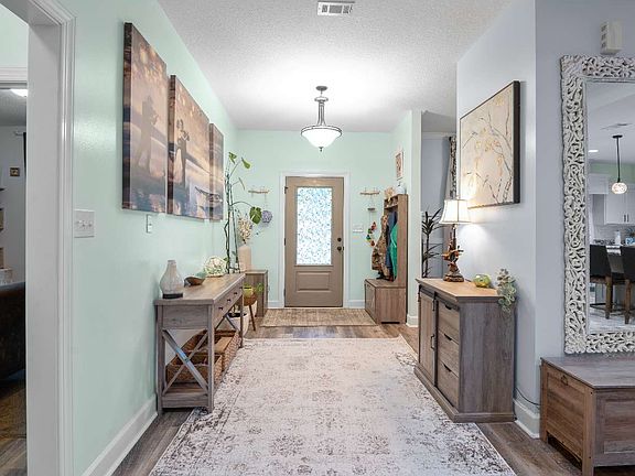 3rd image of 218 NE Oakwood Way