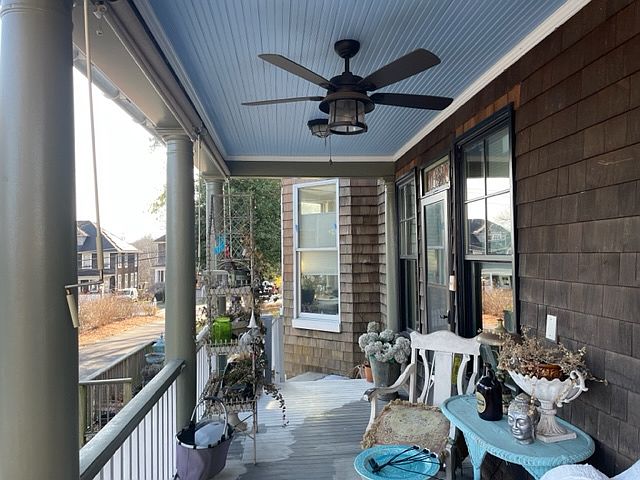 Covered front porch, porch swing, relax in quite neighborhood