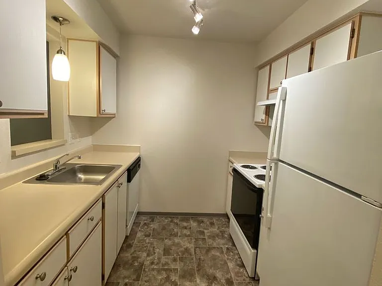 Sunrise Pointe Apartments — Photo 54