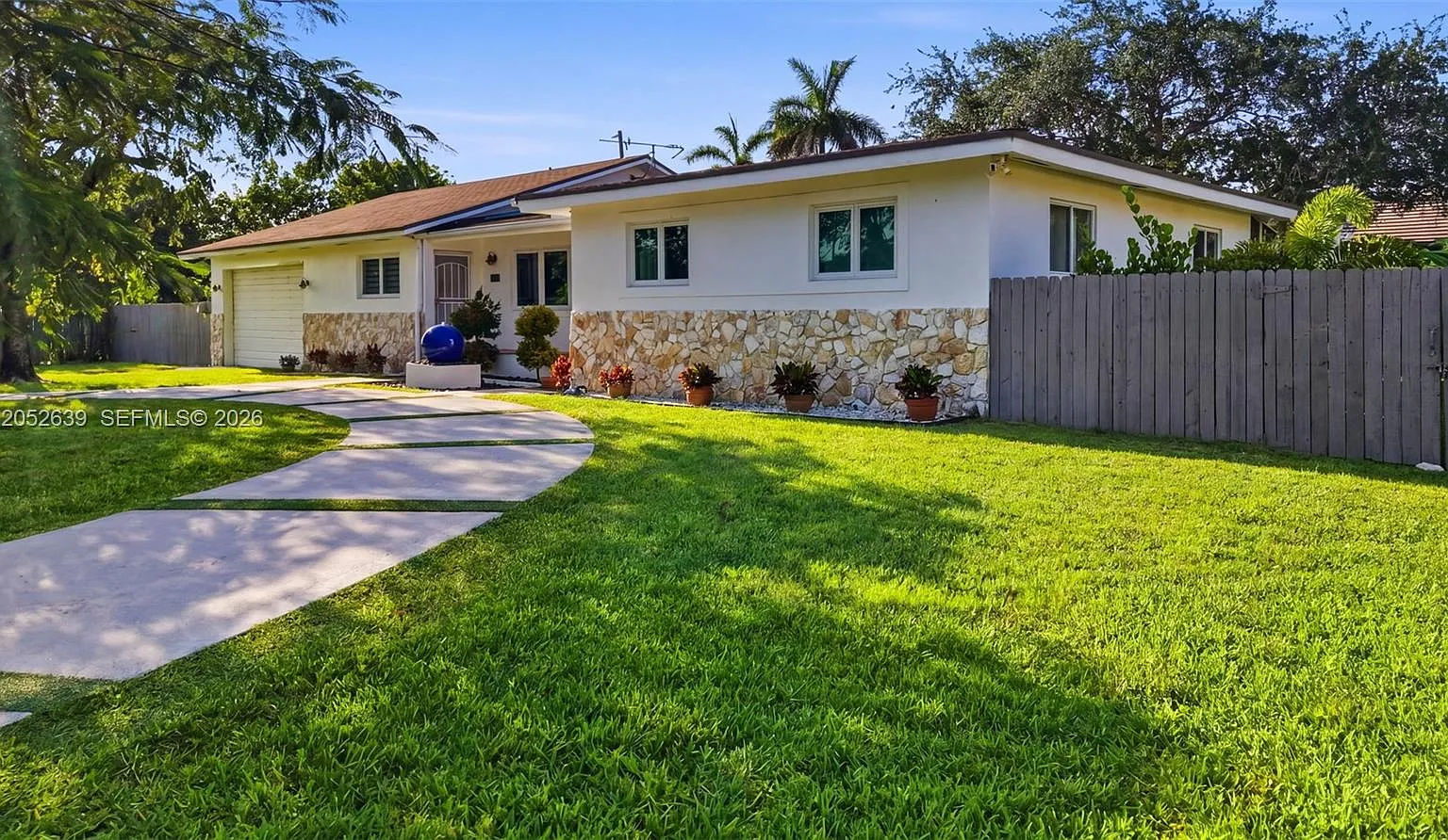 3 bed, 2.0 bath, 2683 sqft, $12,500 — Photo 3