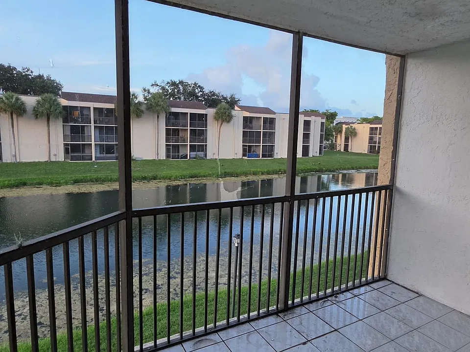 N Sherman Cir