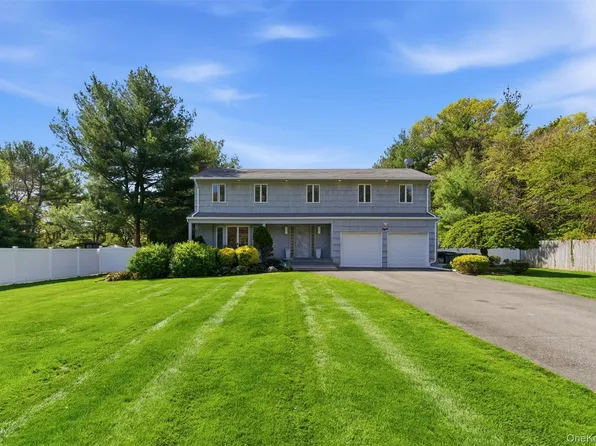 8 Given Lane, East Northport, NY 11731