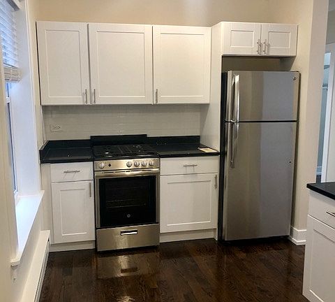 2nd image of 648 W Roscoe St