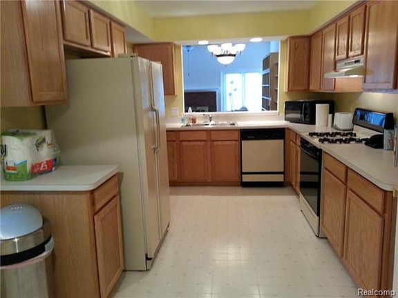 3rd image of 19029 Circle Ln S