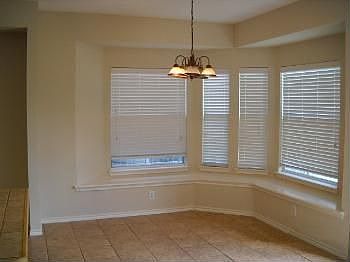 5th image of 812 Mulberry Ln