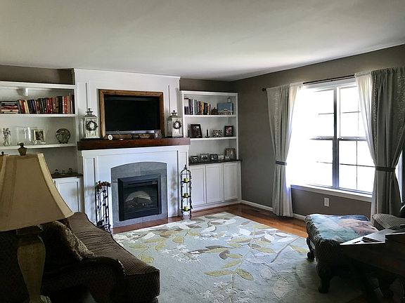 3rd image of 8 Plumosa Dr
