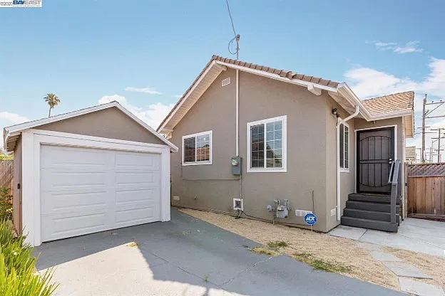 2 bed, 700 sqft, $3,000 — Photo 3