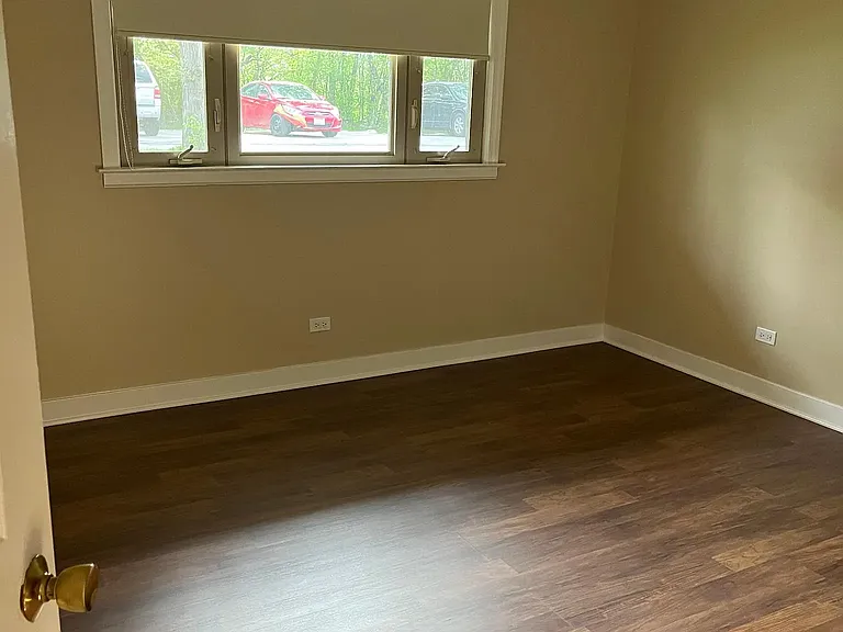 550 W Palatine Rd — Photo 35