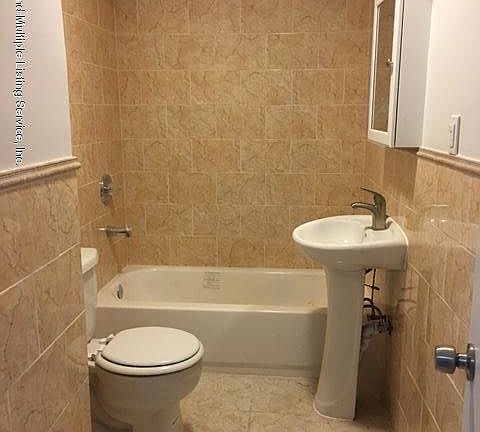 3rd image of 76 Van Duzer St APT 2