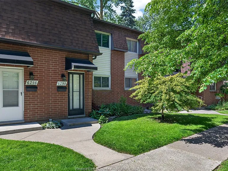 6298 Thornberry Cres — Photo 2