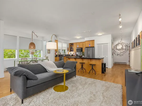 156 Hall Brothers Loop NE #201, Bainbridge Island, WA 98110