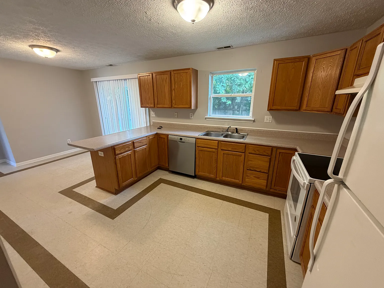 3 bed, 1196 sqft, $1,600 — Photo 4