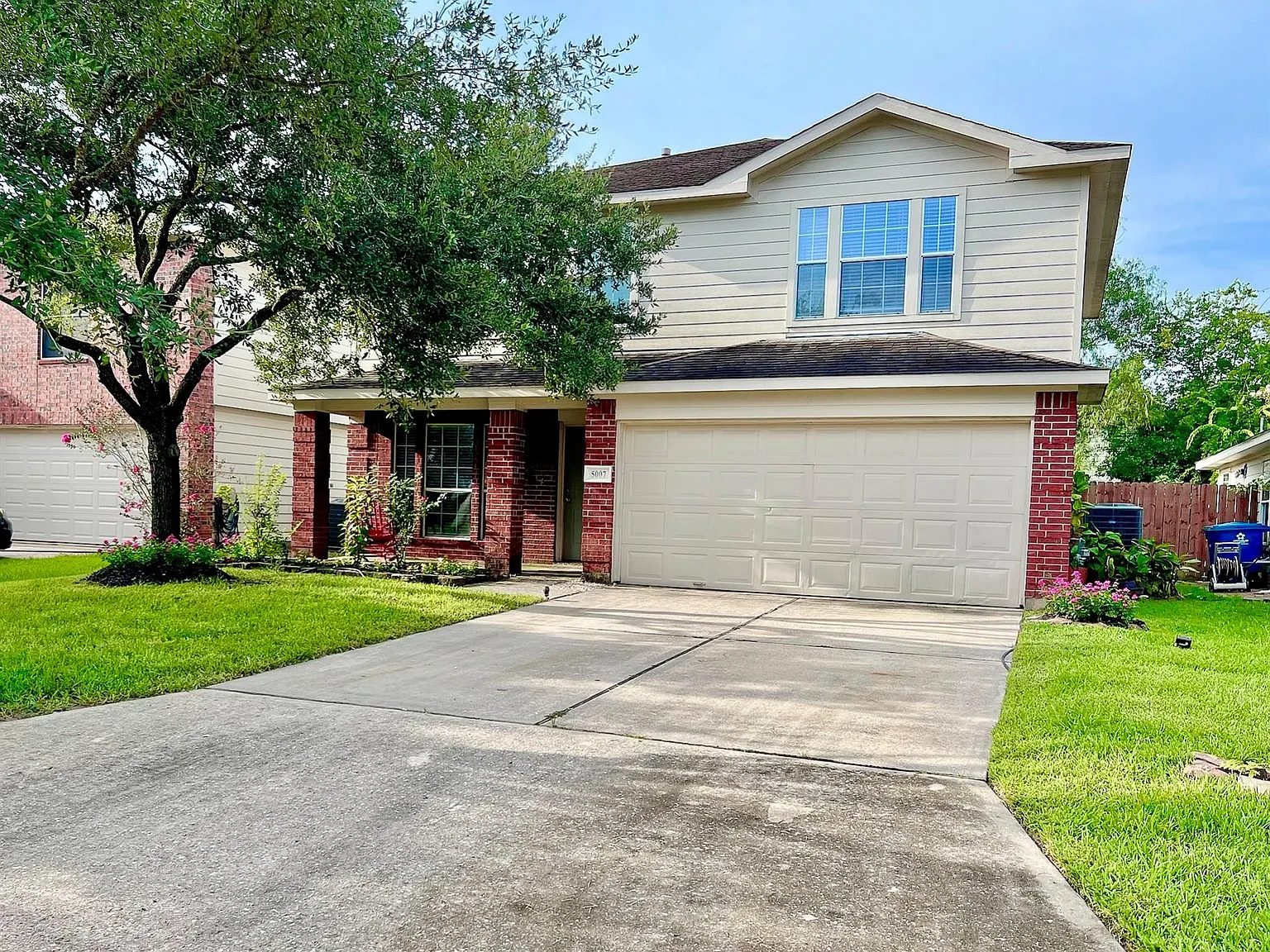 3 bed, 2.5 bath, 2079 sqft, $2,050 — Photo 2