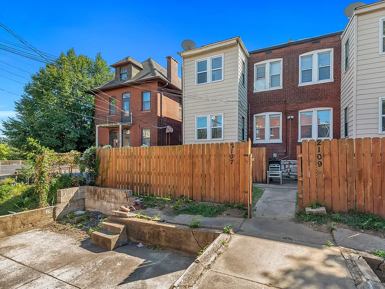 2107 Russell Blvd #1E — Photo 15