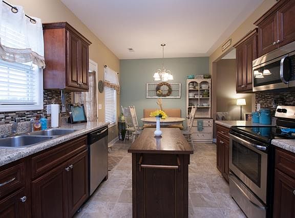 5th image of 418 Niagra Ln