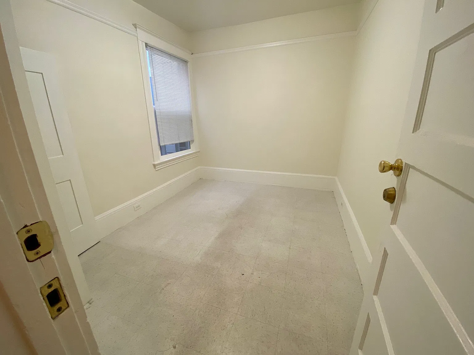 8 bed, 3000 sqft, $900 — Photo 4