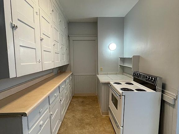 4th image of 916 W Ottawa St APT 2