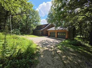 1817 Firefly Rd, Manchester, IA 52057