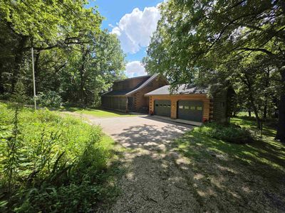 1817 Firefly Rd, Manchester, IA, 52057