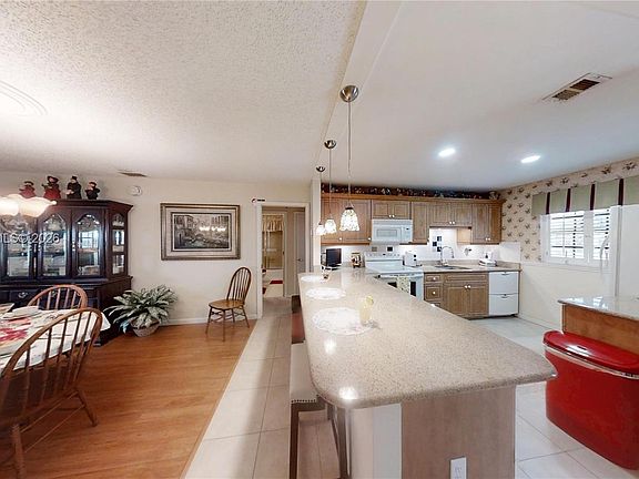 3rd image of 1527 Edgewater Cir