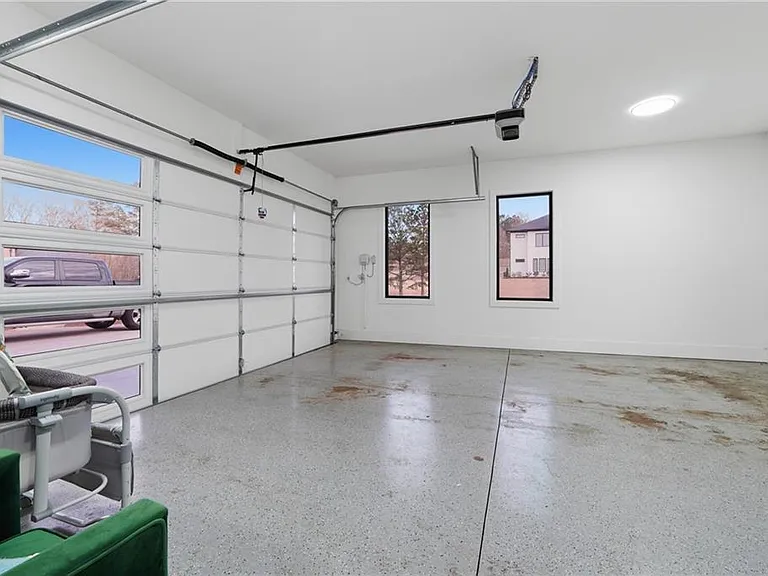 556 Versailles Dr — Photo 35