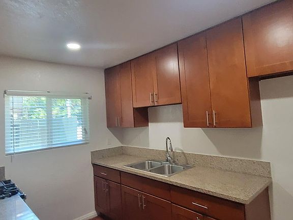 3rd image of 620 N Marengo Ave
