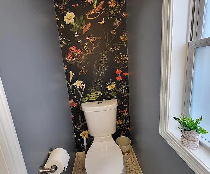Main floor 1/2 bathroom