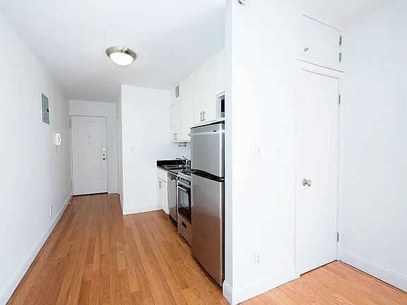 3rd image of 312 W 23rd St APT 3S