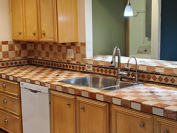 right side of kitchen with bar