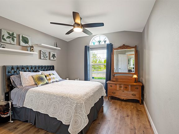 5th image of 685 Pebble Dr