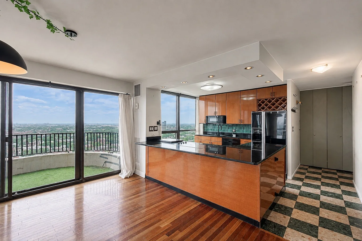 2 bed, 1200 sqft, $4,800 — Photo 2