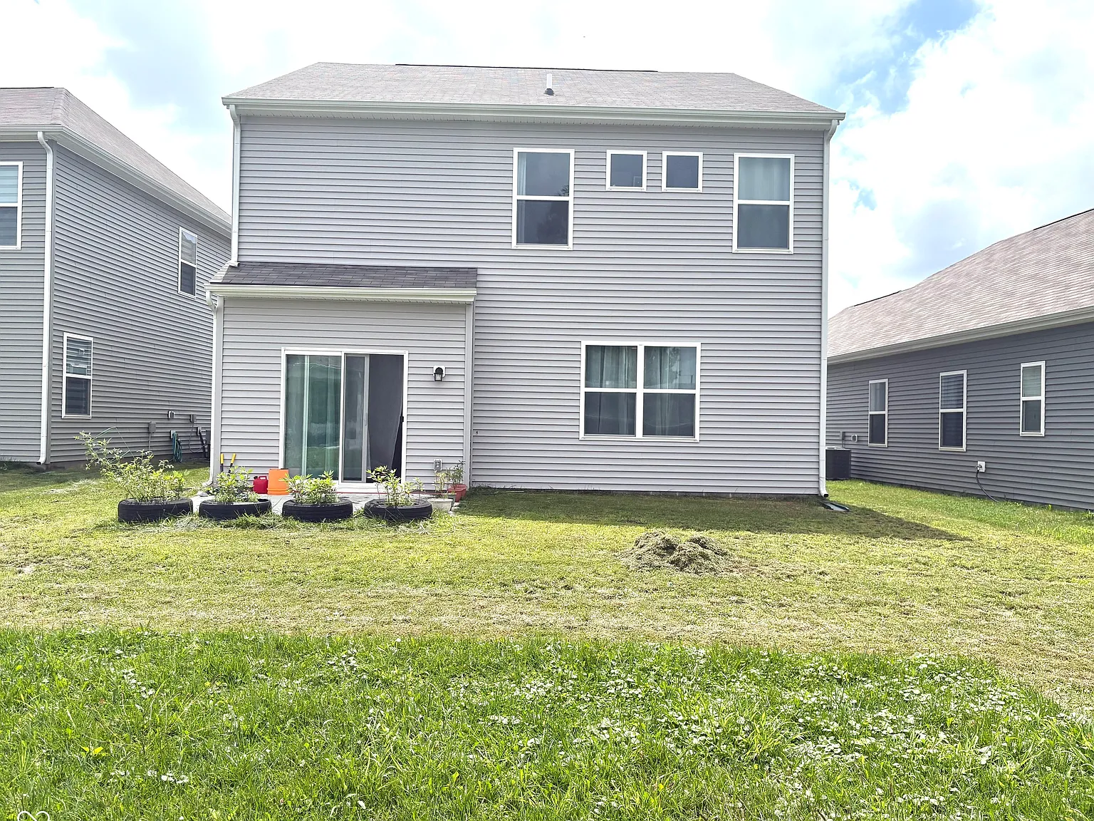 3 bed, 2.5 bath, 2317 sqft, $2,200 — Photo 2