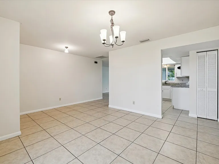 607 SW 26th St — Photo 4