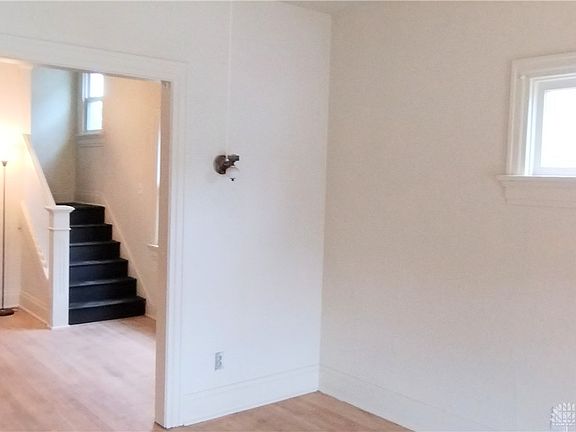 4th image of 19 Niagara Ave