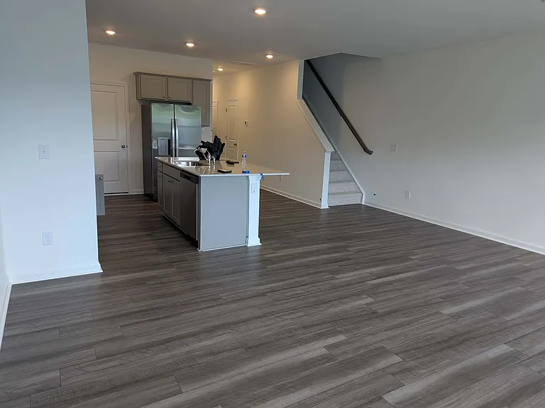 493 Fran Dr — Photo 2
