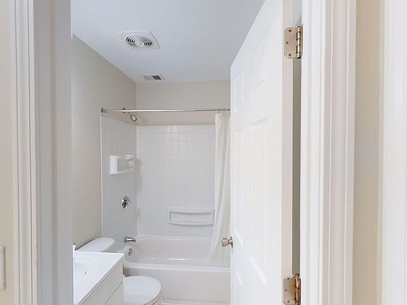 5th image of 401 Engamore Ln APT 201