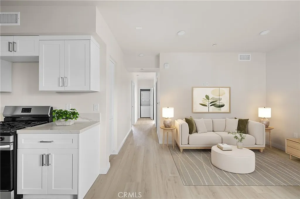 2 bed, 734 sqft, $4,550 — Photo 4
