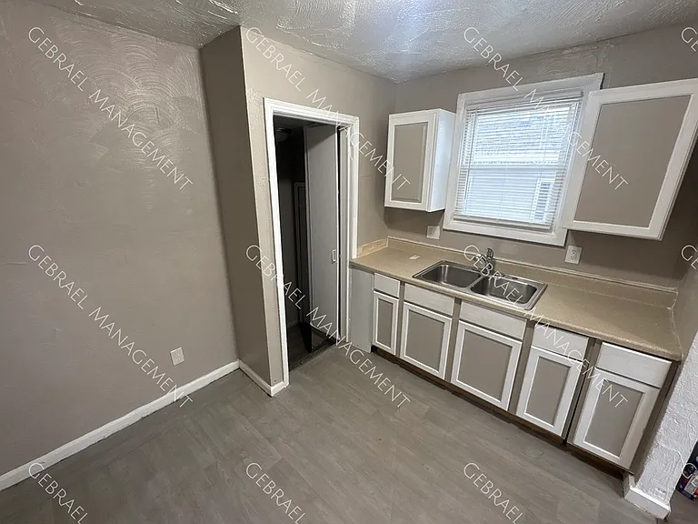 8606 Strathmoor St — Photo 9