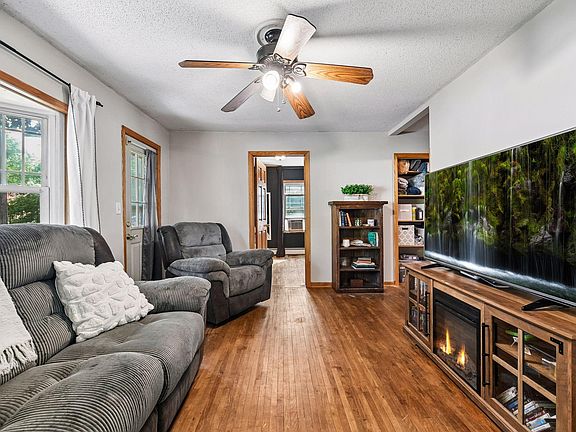 2nd image of 107 5th St SW
