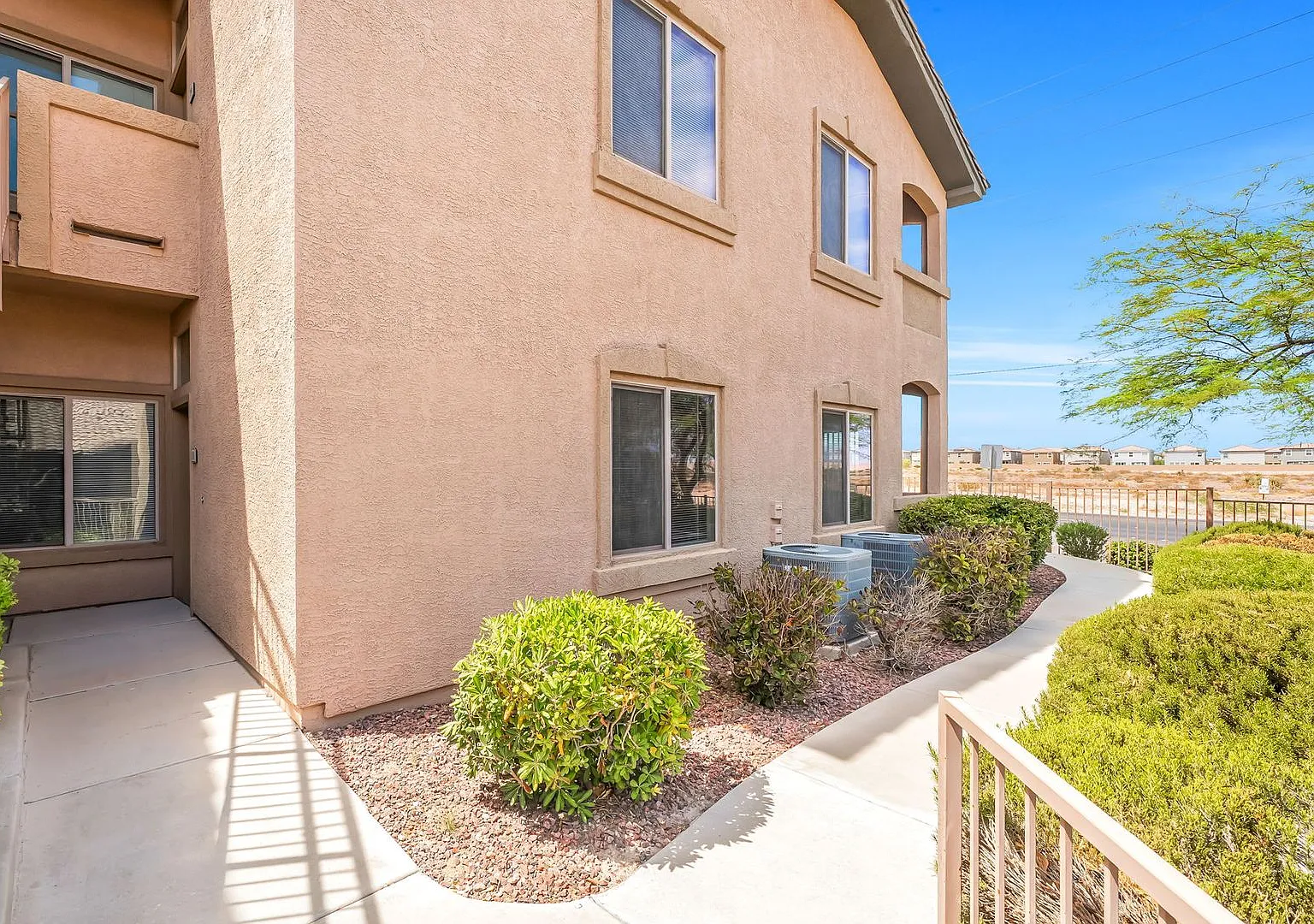 Beautiful ground-floor 2-bedroom, 2-bath condo available for rent in the gated Sunset Cliffs comm... — Photo 2