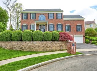 2 Lilac Ln, Danbury, CT 06810
