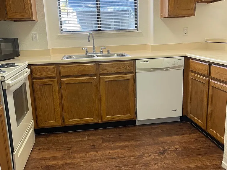 720 Sunrise Ave — Photo 11