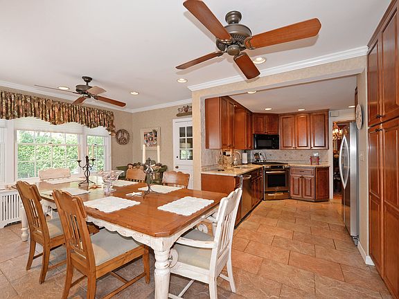 5th image of 115 Fernwood Ter