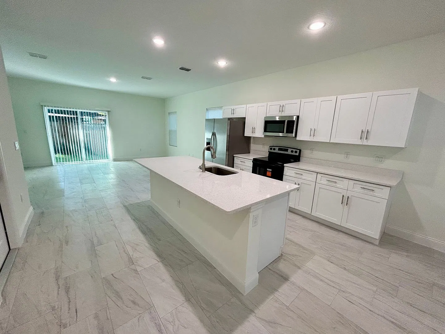 Brand-New 4-Bedroom Home with Modern Finishes and Convenient Orlando Access — Photo 2