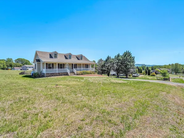 2210 Isle Of Pines Dr, Moneta, VA 24121
